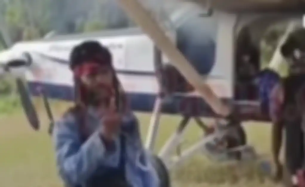 Asap mengepul dari pesawat Susi Air yang dibakar anak buah Egianus Kogoya, pemimpin KKB di Papua Tengah.