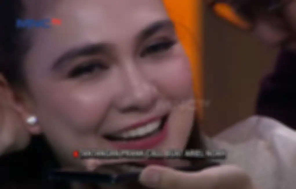 Luna Maya salah tingkah karena telepon dari Ariel Noah.