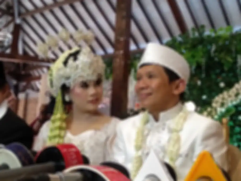 Ginanjar Empat Sekawan dan Tiara Amalia usai akad nikah di Griya Ageng Selasar, Depok, Jawa Barat, Minggu (29/12/2019).