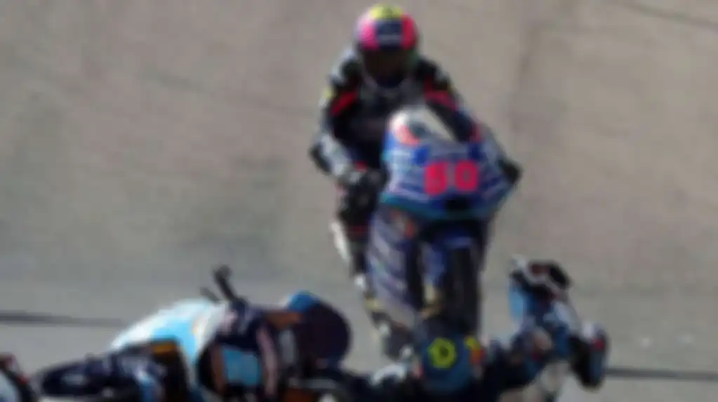 Foto kecelakaan fatal yang menimpa Jason Dupasquier pebalap motor yang berusia 19 tahun saat berlaga di sesi kualifikasi Moto3.