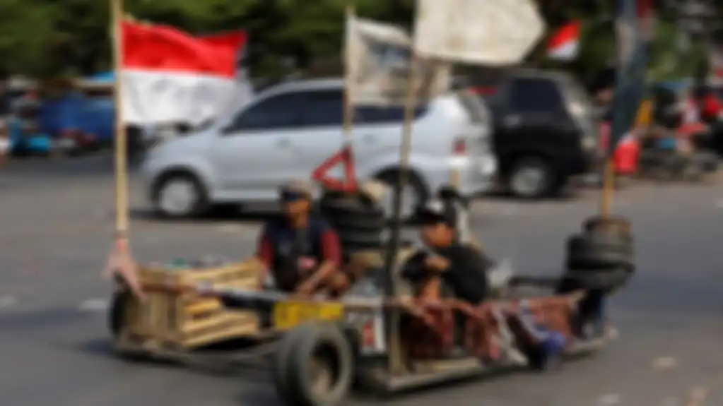 Penggemar Vespa ekstrem berkendara dekat lokasi festival skuter di Kediri, Jawa Timur