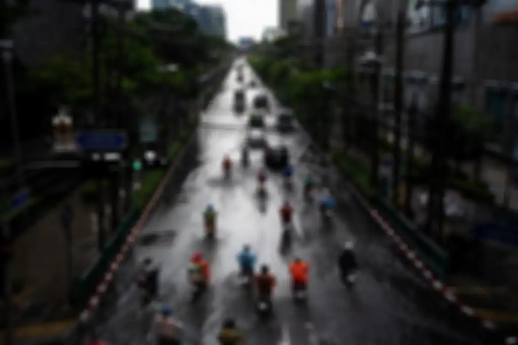  Para pengendara menembus jalan yang terendam banjir setelah hujan deras di Bangkok.