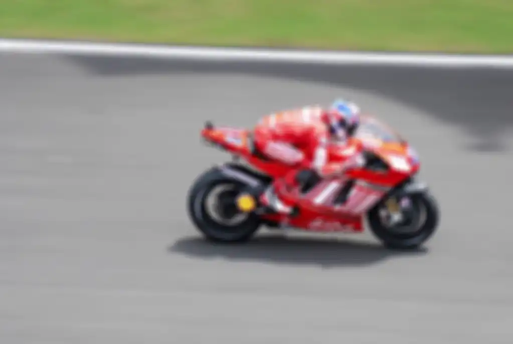 Ducati Desmosedici Casey Stoner tahun 2007, tidak ada winglet dan minim perangkat elektronik