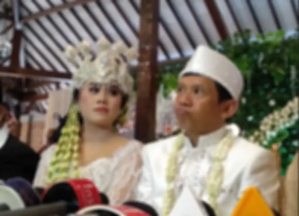 Ginanjar Empat Sekawan dan Tiara Amalia usai akad nikah di Griya Ageng Selasar, Depok, Jawa Barat, Minggu (29/12/2019).