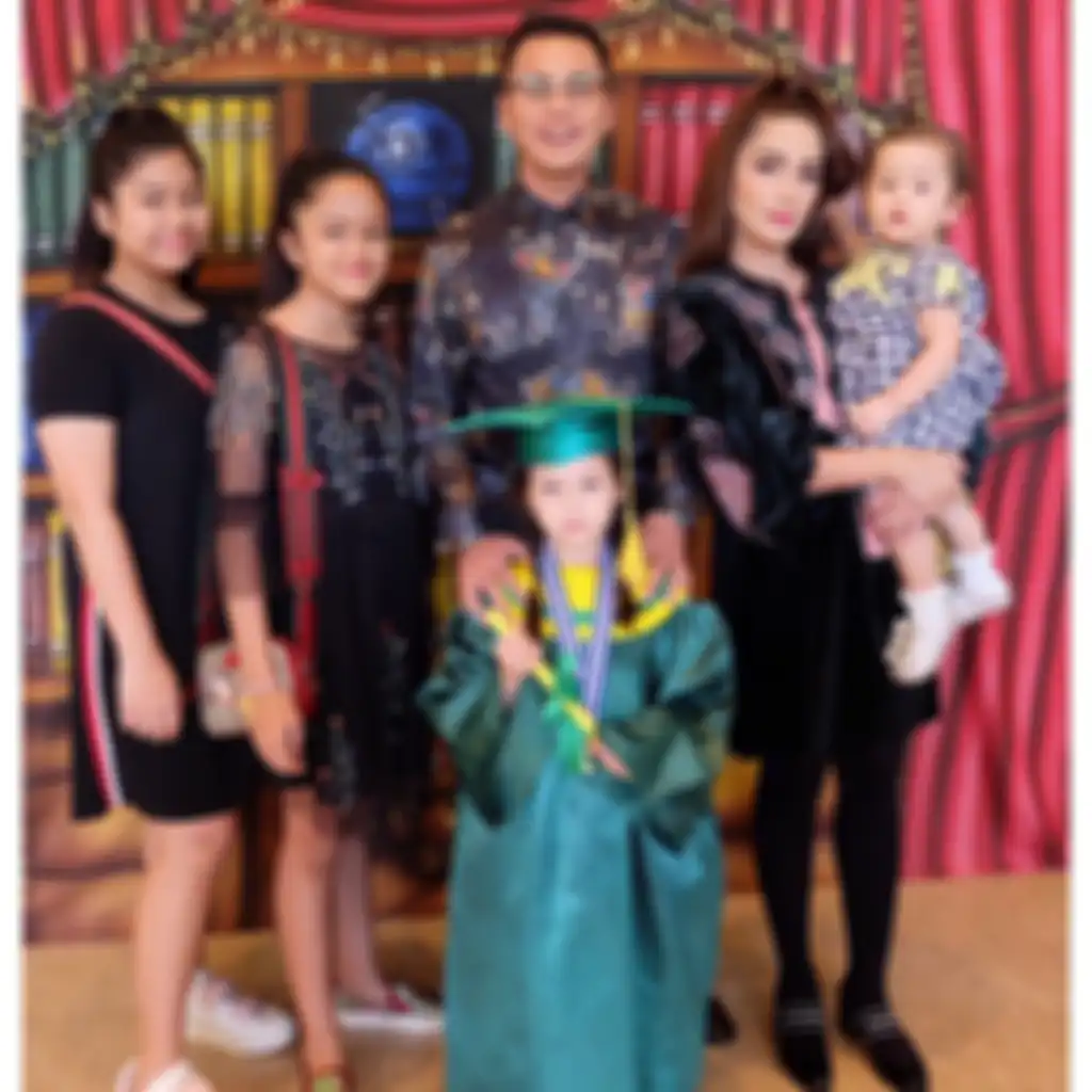 Penampilan Ussy Sulistiawaty Saat Graduation Anaknya