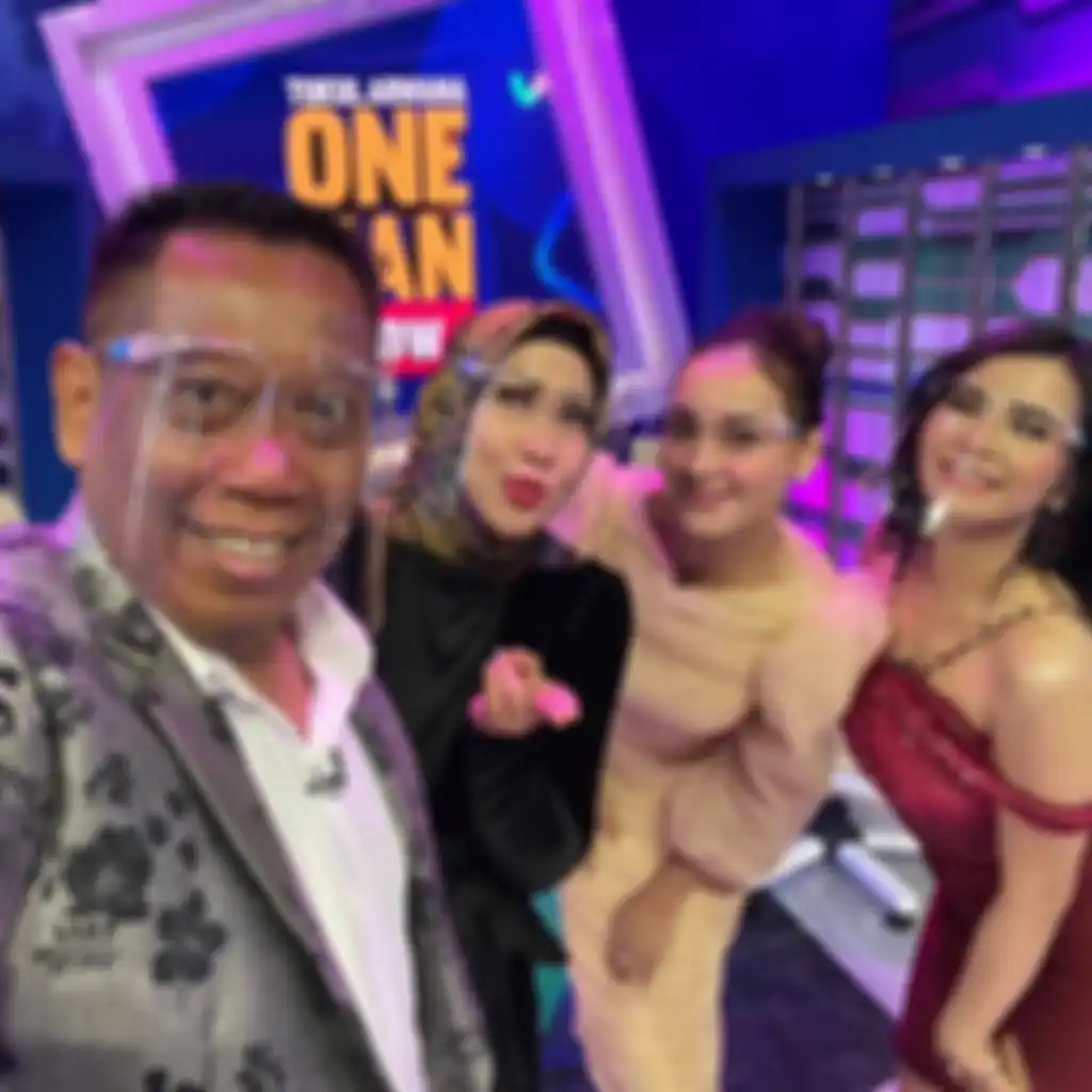 Netizen kalap melihat foto Tukul Arwana nempel Maria Vania. Mereka berebut komentar terhadap foto Tukul Arwana bareng sang presenter cantik