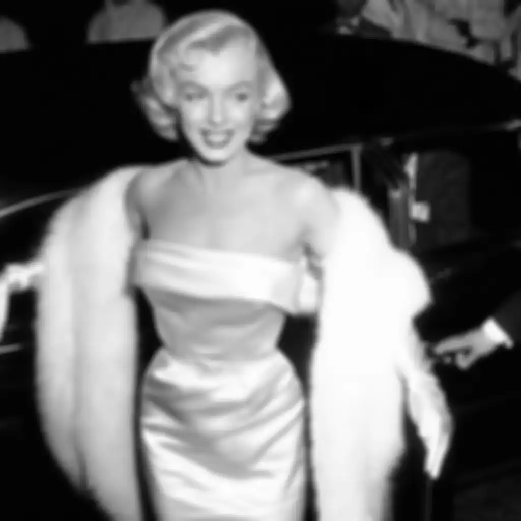 Gaun Klasik Strapless Marilyn Monroe.