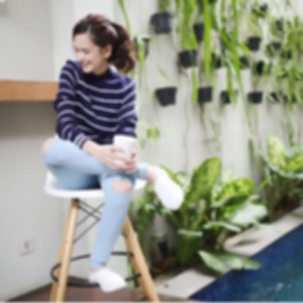 Style Cut Meyriska dengan outfit stripes