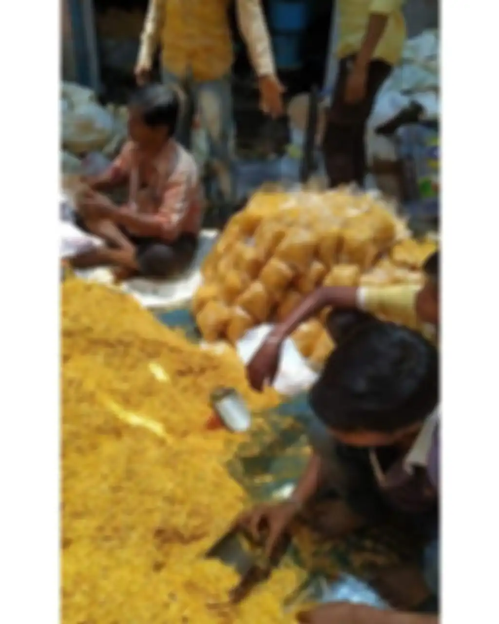 Pengemasan Snack yang Diletakkan di Lantai dan Kena Kaki para Pekerjanya