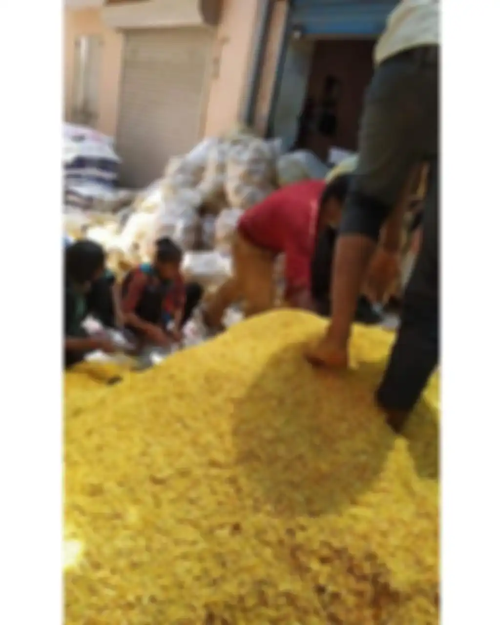 Bikin Hilang Nafsu Makan! Pengemasan Snack Curah Ini Jauh dari Kata Bersih, Diletakkan di Pinggir Jalan Sampai Dinjak-injak Kaki Pekerjanya, Masih Mau Makan?