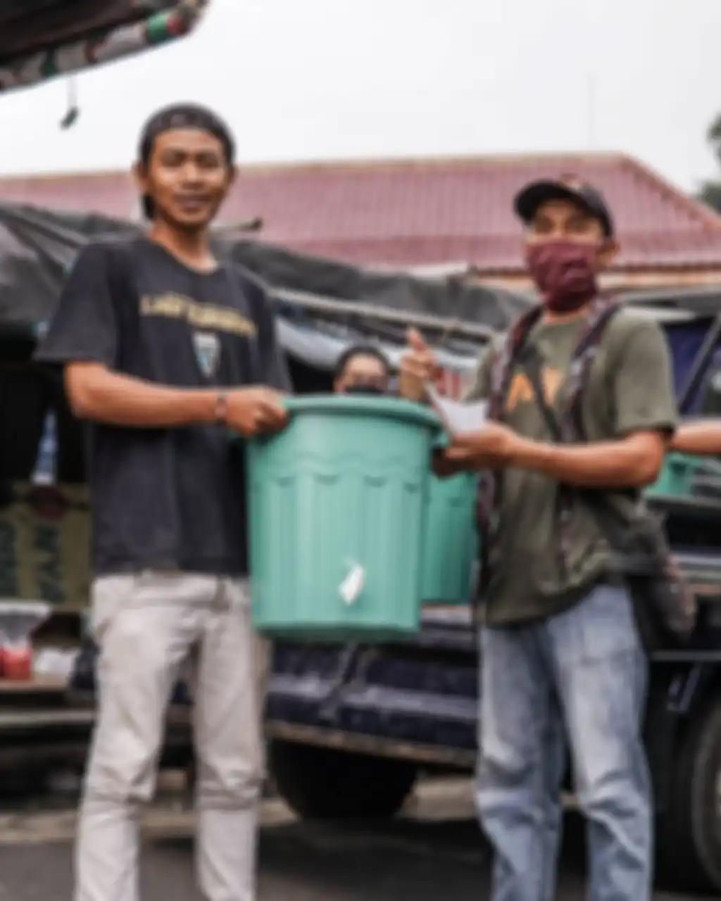 Penggiat roda dua Surabaya membagikan ember cuci tangan gratis ke masyarakat 