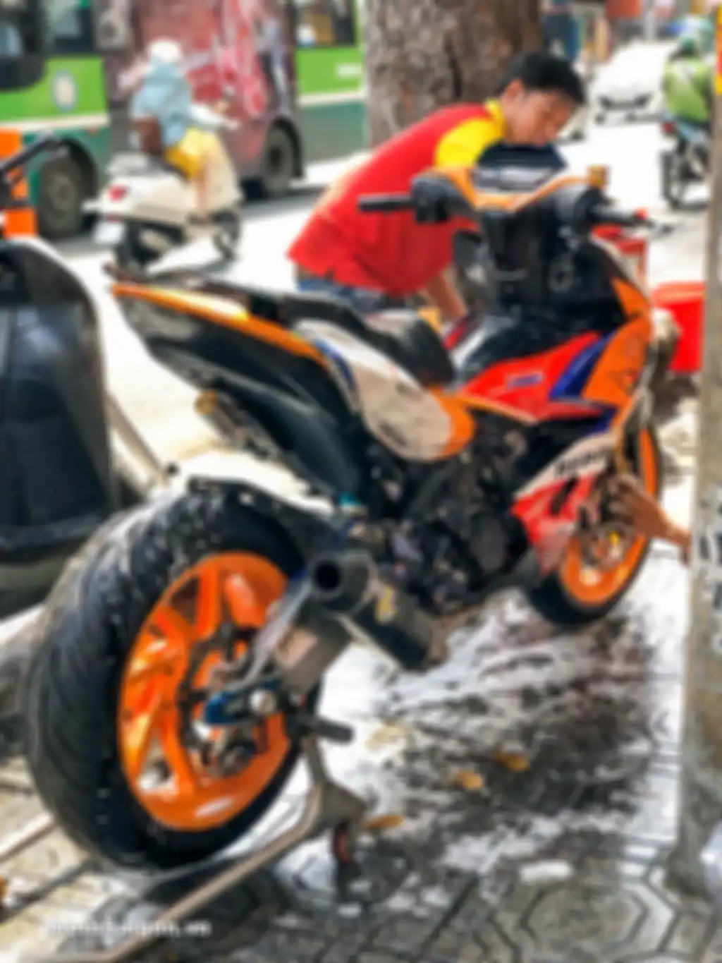 Ban belakang lebar 180