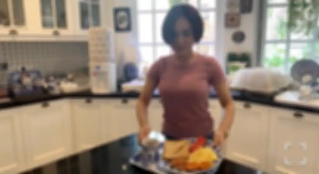 Yuni Shara membuat sarapan dengan wajan jualannya.