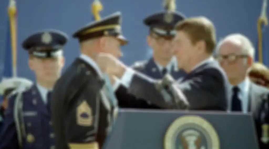 Presiden AS Ronald Reagan memberikan Medal of Honor kepada Prajurit William Crawford.