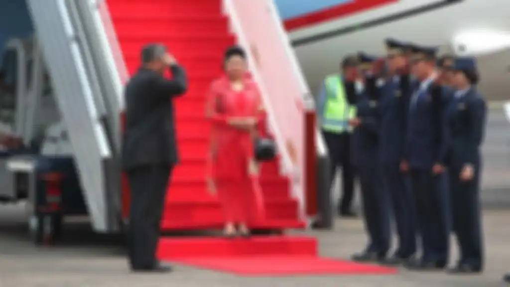 Presiden Susilo Bambang Yudhoyono didampingi Ny Ani Yudhoyono turun dari pesawat kepresidenan setibanya di Bandara Halim Perdanakusumah, Jakarta, Kamis (4/9/2014).