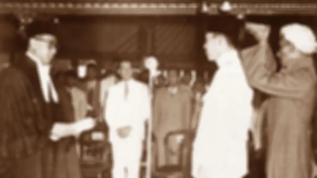 Upacara pelantikan Ir. Soekarno sebagai Presiden R.I.S. oleh Mahkamah Agung Mr. Kusumah Atmadja tgl. 17/12/1949