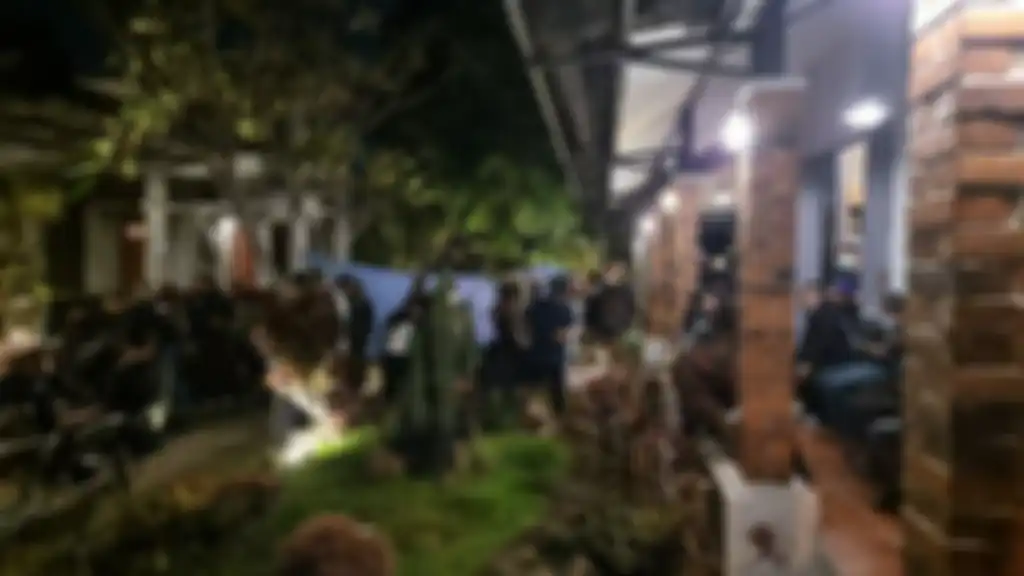 Para pelayat melepas kepergian gitaris Burgerkill, Eben atau Aries Tanto, di rumah duka di daerah Batununggal, Kota Bandung, Jabar, Jumat (3/9/2021).