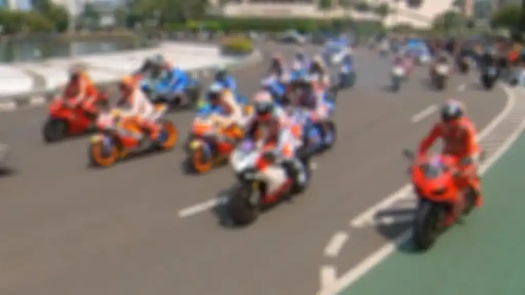 Para pembalap MotoGP saat parade menuju Bundaran HI.