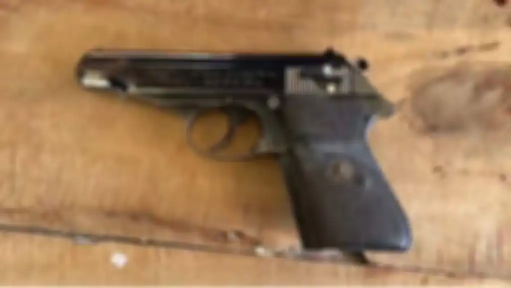 Barang bukti pistol yang dipakai pelaku untuk membunuh korban.