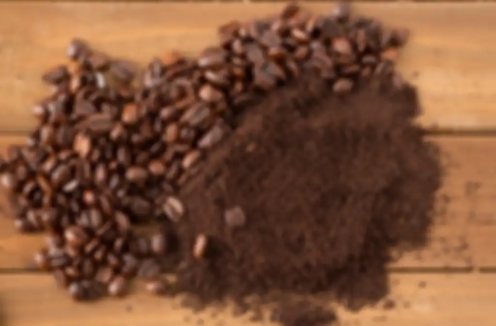 Ampas kopi diletakka di sudut lemari sebagai penyerap bau.