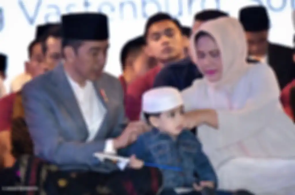Presiden Jokowi, Jan Ethes, dan Ibu Negara Iriana.