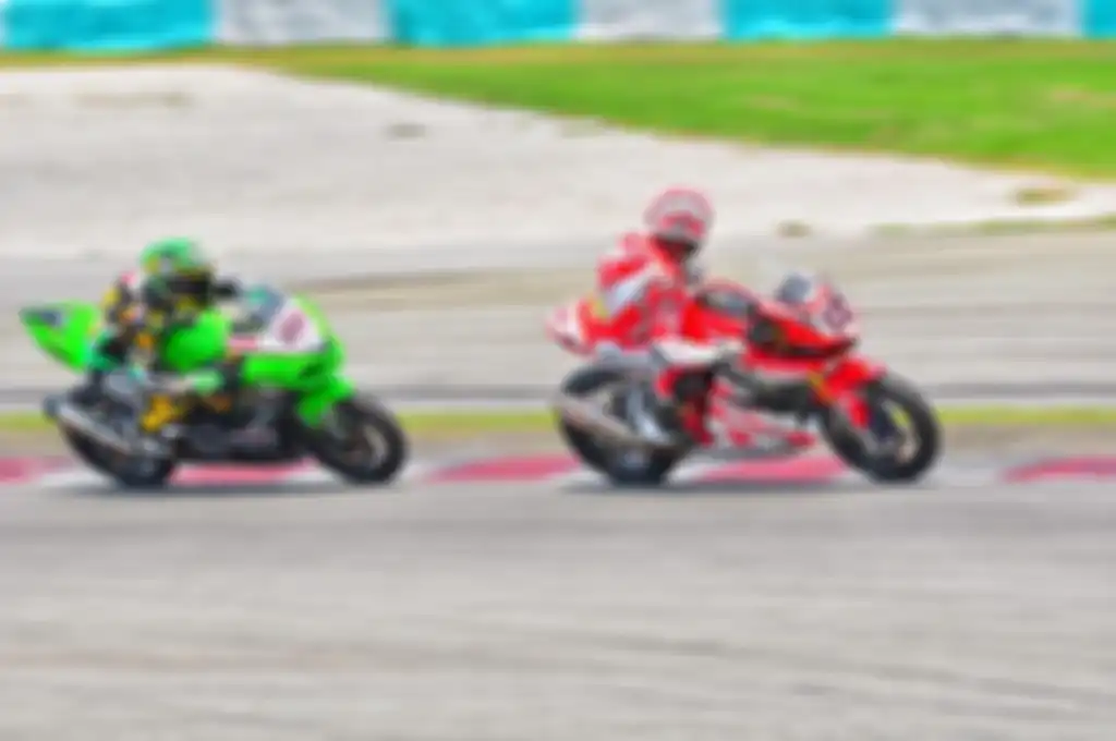 Pertarungan antara Lucky Hendriansya dengan AM Fadly di race pertam kelas AP250 ARRC 2019.