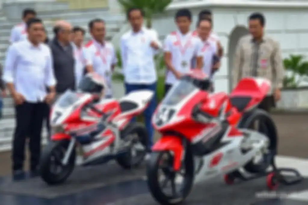 Presiden Joko Widodo bersama Menteri Pemuda dan Olahraga Imam Nahrawi dan Chief Executive Officer (CEO) Dorna, Indonesia Tourism Development Corporation (ITDC) serta AHM, Presiden Jokowi langsung melihat motor spek balap yang di bawa AHM ke Istana Bogor
