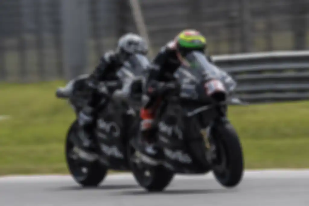 Pembalap Aprilia Racing Team, Aleix Espargaro (belakang) dan Lorenzo Savadori (nomor 32) turun di tes pramusim MotoGP 2020 Sepang menggunakan helm produksi Indonesia, KYT