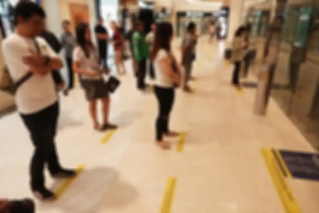 Salah satu pusat perbelanjaan di Kota Medan menerapkan physical distancing dengan membuat garis batas antara pengunjung satu dengan lainnya saat mengantre di depan lift dengan jarak masing-masing satu meter.