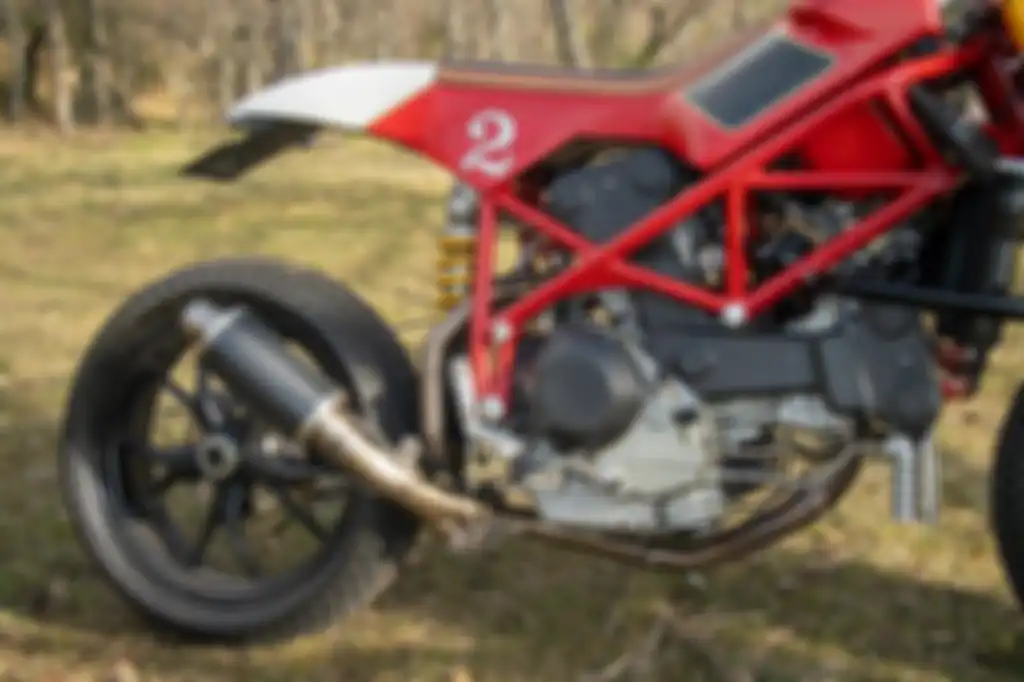 Bagian bodi belakangnya tampil berkonsep ala flat tracker.