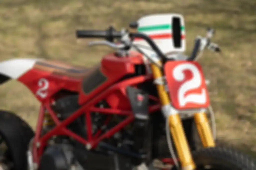 Ada air intakes custom di bagian depan, mirip mobil balap F1!