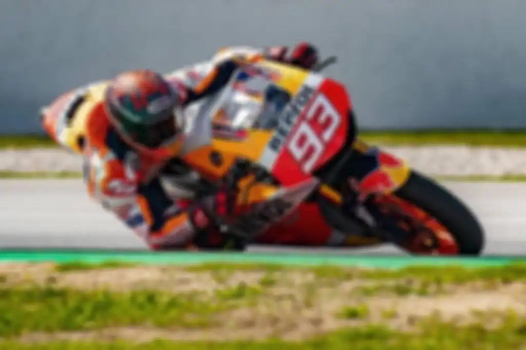 Marc Marquez pacu Honda RC213V-S di sirkuit Catalunya