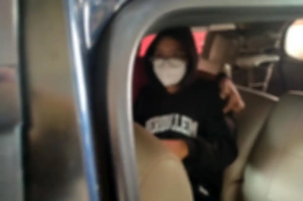 Foto Coki Pardede digelandang ke kantor polisi usai ditangkap bersama barang bukti narkoba beredar di media online.