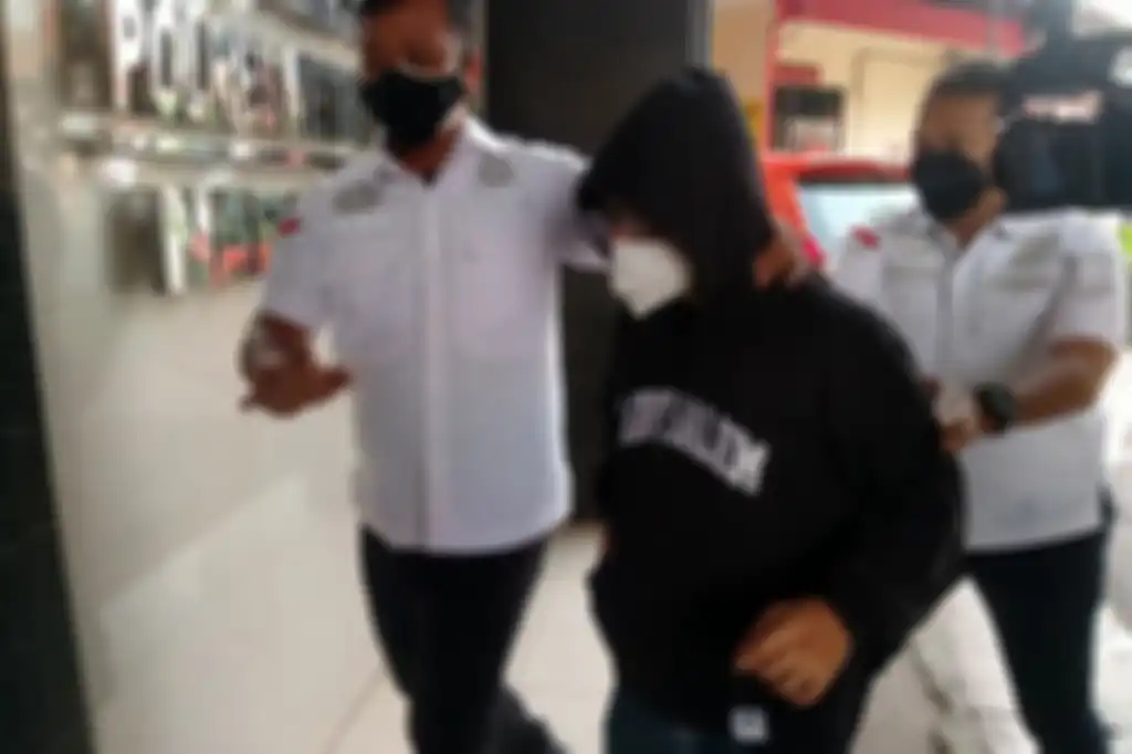 Foto Coki Pardede digelandang ke kantor polisi usai ditangkap bersama barang bukti narkoba beredar di media online.