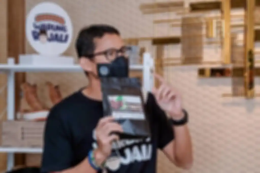 Sandiaga Uno saat berjualan melalui siaran langsung di akun TikTok @warungrojali.