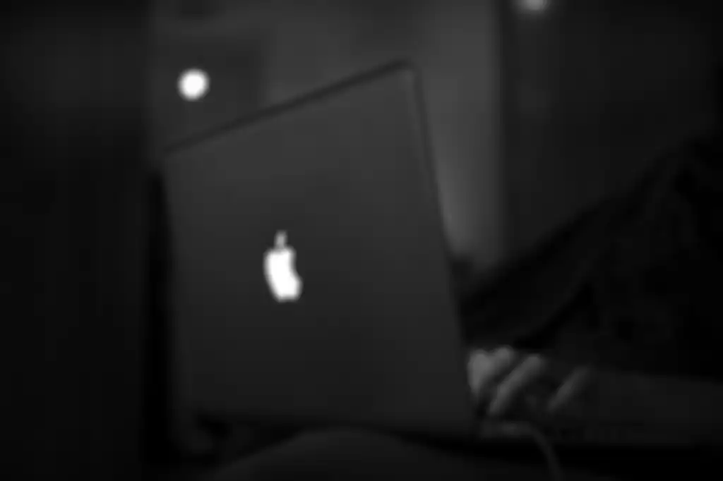 Logo backlit Apple di MacBook
