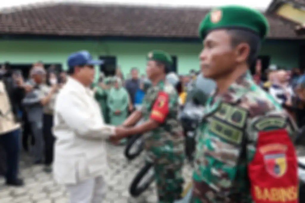 Momen Prabowo Subianto menyerahkan motor dinas Honda CRF150L ke anggota Babinsa Banyuwangi.