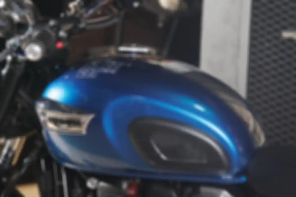 Terdapat aksen chrome di line up Triumph Chrome Edition.