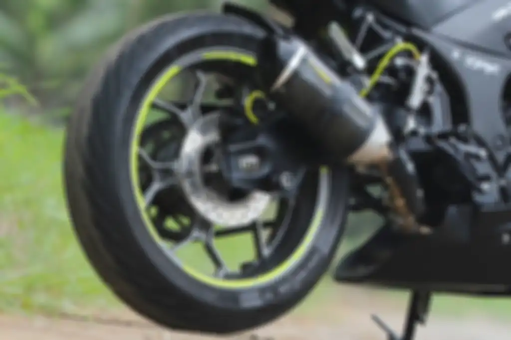 Yamaha R25 milik Kristian Iskandar yang diberi livery khas helm Valentino Rossi saat test GP Valenci