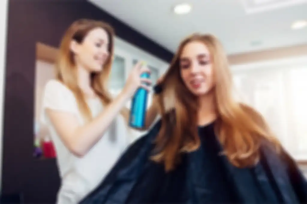 memakai hair spray