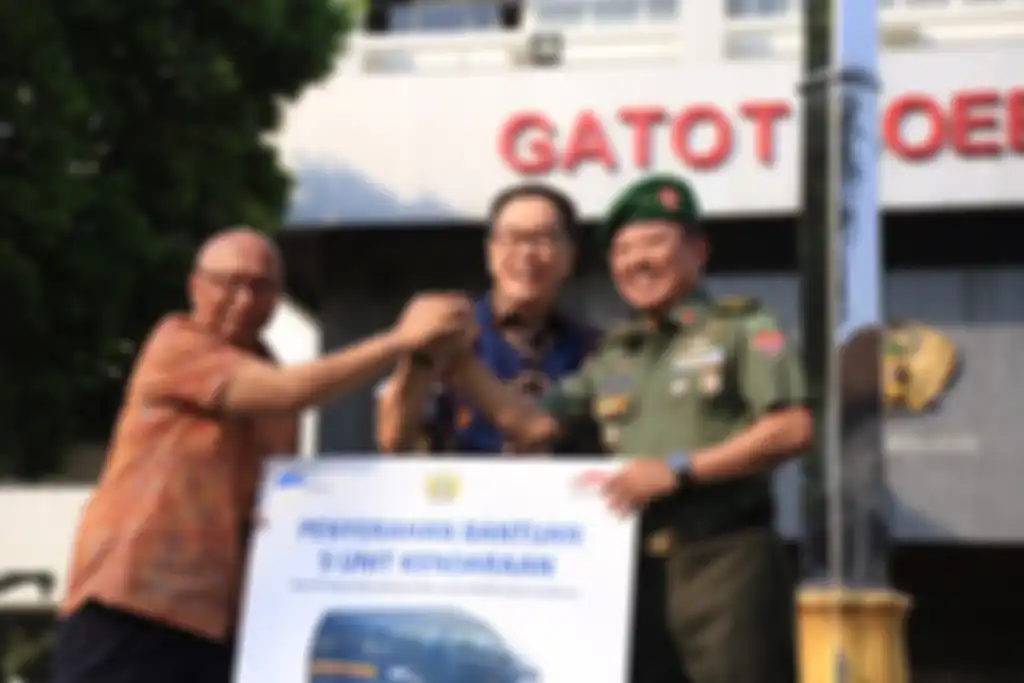 Presiden Direktur Astra Prijono Sugiarto menyerahkan donasi secara simbolis kepada Kepala RSPAD Gatot Soebroto Dr.dr. Terawan Agus Putranto Sp.Rad. 
