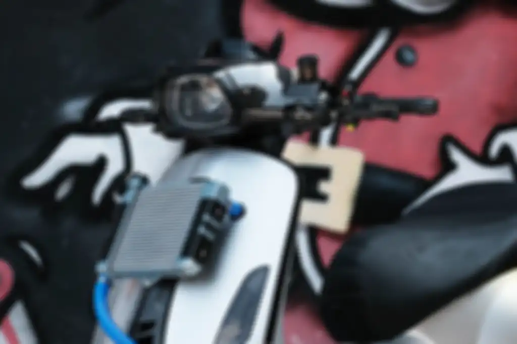 Radiator di taruh di bodi depan Vespa Sprint 150