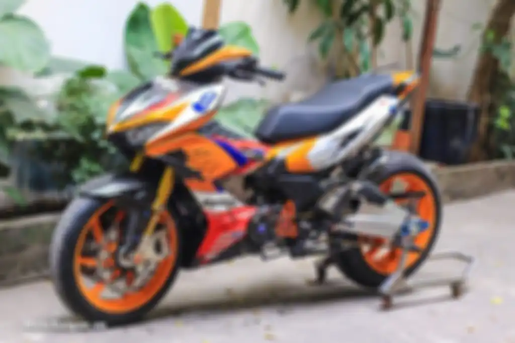 Sokbreker depan upside down dari Ohlins, dan pengereman radial