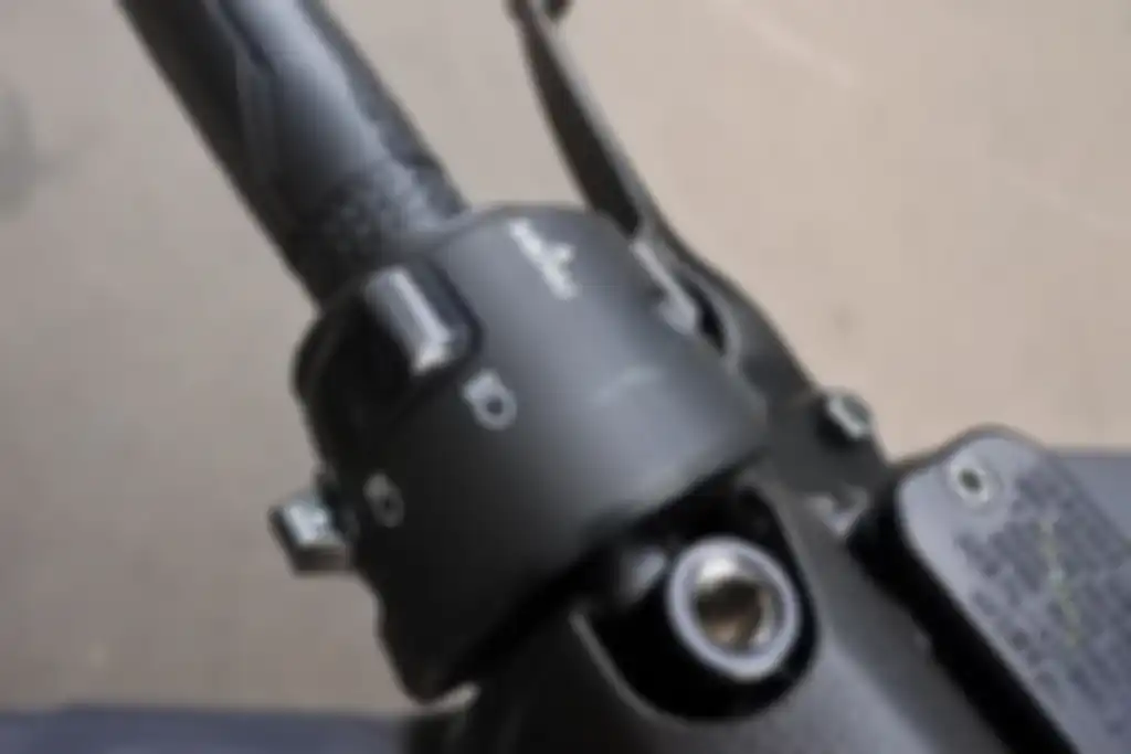 Tombol menu di Yamaha All New NMAX, letaknya mirip tombol lampu dim atau pass beam.