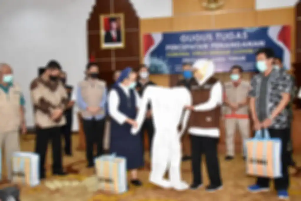 Khofifah Salurkan Bantuan Alat Kesehatan & APD Ke RS Rujukan Covid-19