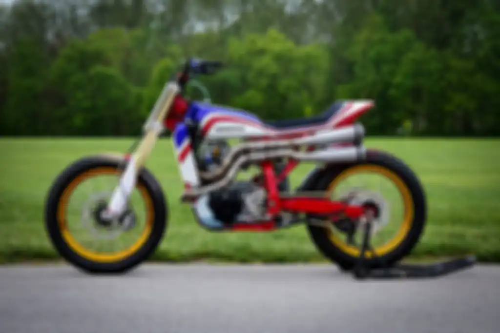 Gaya flat tracker atau street tracker memang pas buat Honda XR650R