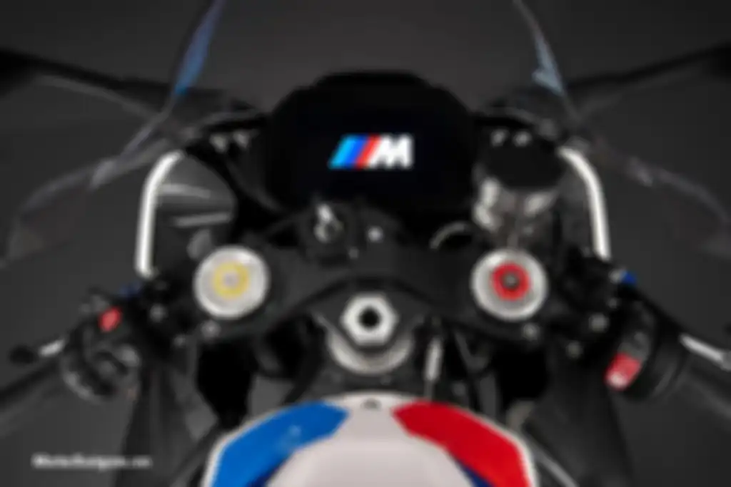 Area kokpit BMW M1000RR dengan panel indikator TFT