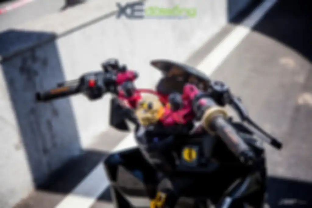 Area kokpit pakai setang clip on layaknya motor sport plus berlimpah aksesoris aftermarket.