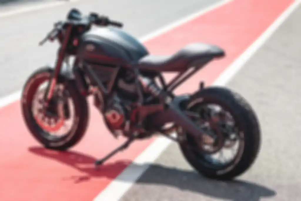 Bagian subframe dirombak ulang agar muncul kesan cafe racer.