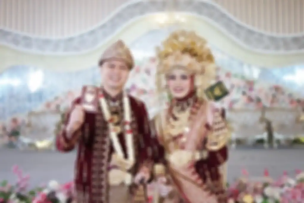 Briptu Suci Darma merasa ditipu suaminya DK yang mengaku sebagai pria lajang atau single tapi ternyata sudah memiliki anak. Tidak terima atas perbuatan suaminya, Suci akhirnya melaporkan DK ke Polda Sumatera Selatan. Kasus ini bermula setelah keduanya menjalani pernikahan berjalan selama dua bulan.